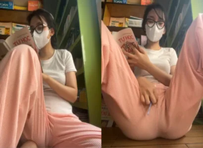 Con nhỏ vừa đọc sách vừa đút sextoy vào lồn