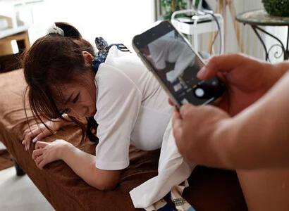 Nhân viên triệt lông liền khống chế rồi hiếp