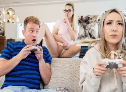 cô em lơ là người yêu, mải chơi game nên bị bạn thân cướp mất