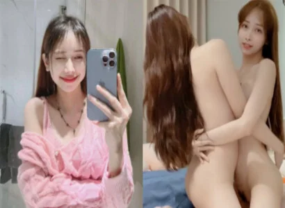 Hai cô gái trong buổi phát trực tiếp móc bím với nhau trên buổi phát trực tiếp